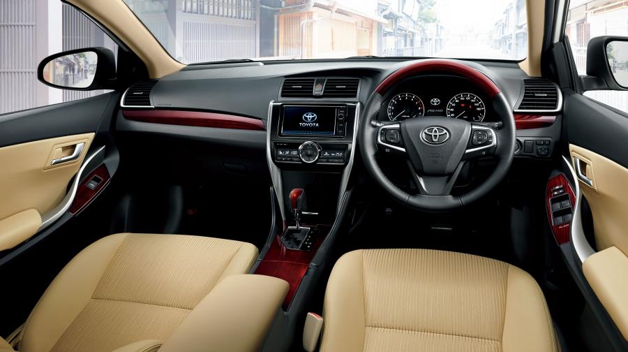 Торпедо Toyota Premio 2016 года  (фото 7 из 7)